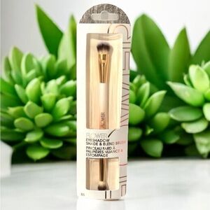 Eyeshadow Shade & Blend Brush by Flower Beauty
